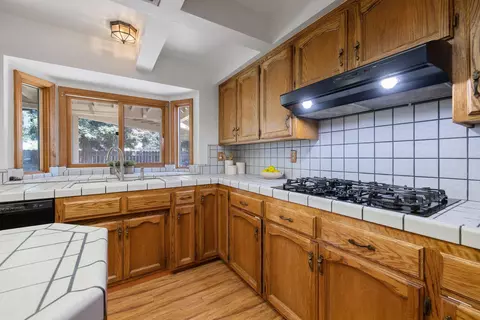 1704 E Howard Ct, Visalia, CA 93292 photo 9