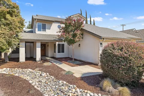 1704 E Howard Ct, Visalia, CA 93292