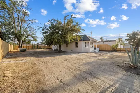 125 W 3rd St, Hanford, CA 93230