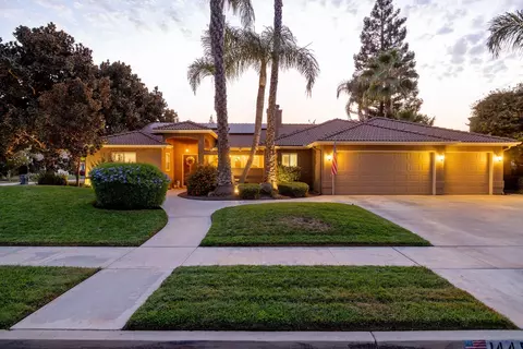 1445 S Huntington St, Visalia, CA 93292