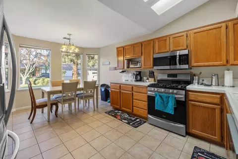 1519 E La Vida Ct, Visalia, CA 93292 photo 13