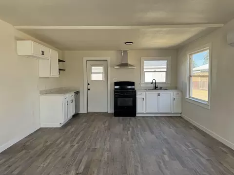 302 Walnut St, Lemoore, CA 93245 photo 5