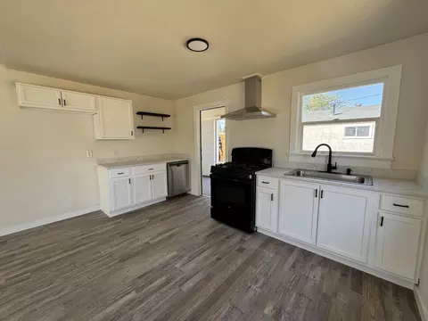302 Walnut St, Lemoore, CA 93245 photo 6