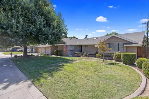 1233 S County Center Dr, Visalia, CA 93277