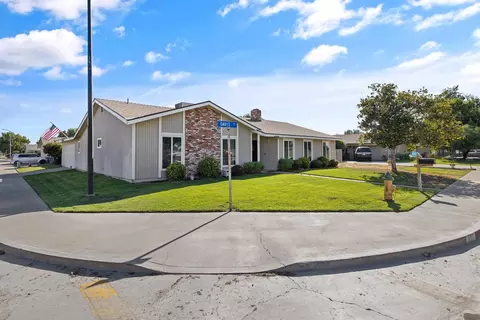 491 Davis Pl, Lemoore, CA 93245 photo 2