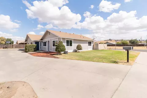 900 La Vida Ln, Porterville, CA 93257