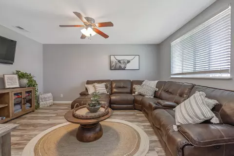 3441 W Iris Ave, Visalia, CA 93277 photo 6