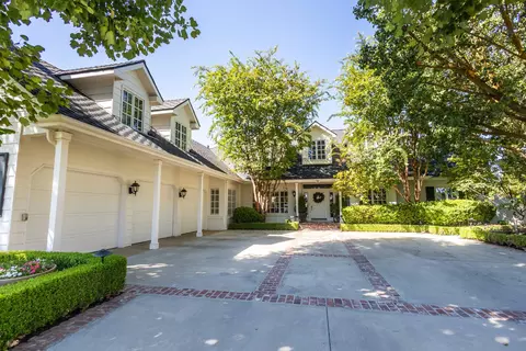 2561 W Lake Van Ness Cir, Fresno, CA 93711