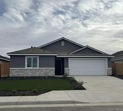 7081 Elm St, Visalia, CA 93291