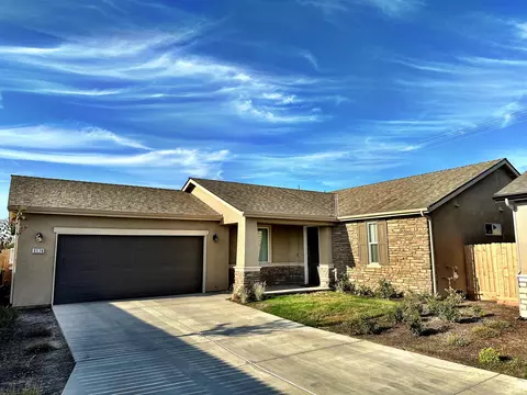 3174 Seymour St, Tulare, CA 93274