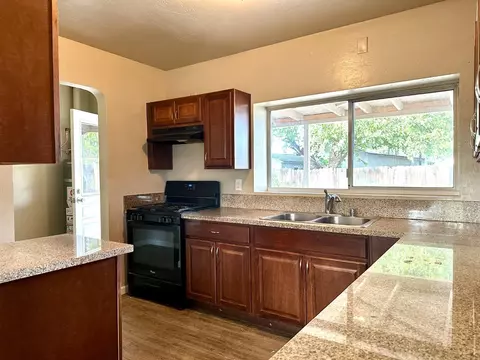 922 E St, Reedley, CA 93654 photo 6
