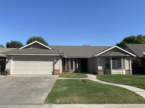 2832 W Hemlock Ct, Visalia, CA 93277