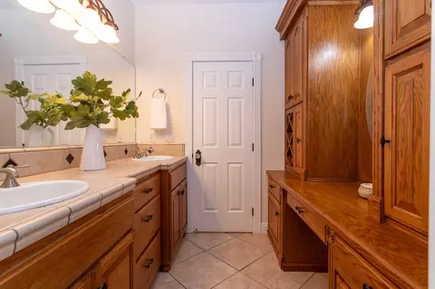 Bath - 2115 S Cedar St, Visalia, CA 93292 photo 2 of 8