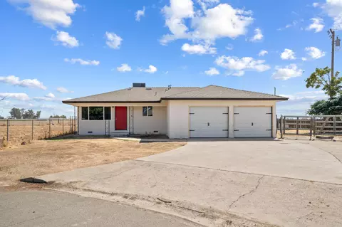 9525 Garden Dr, Hanford, CA 93230