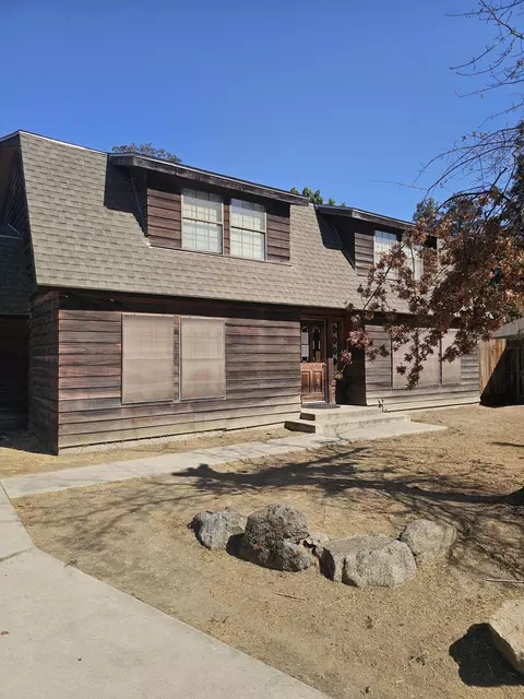 2424 E Harvard Ct, Visalia, CA 93292