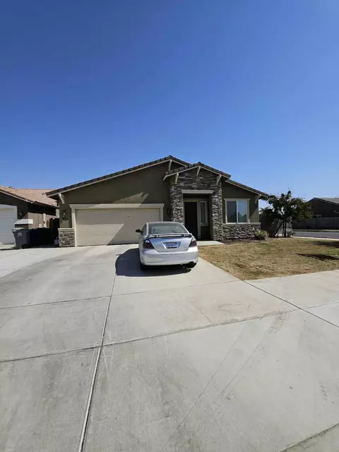 900 Mulberry Ct, Lindsay, CA 93247