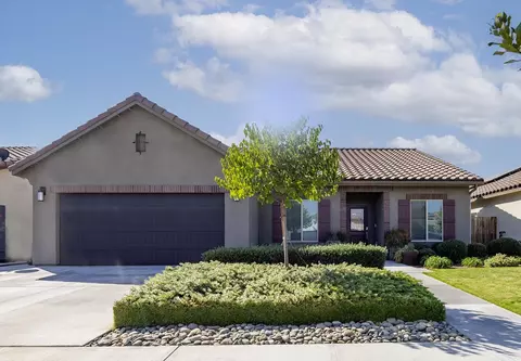 1129 S Crumal St, Visalia, CA 93292