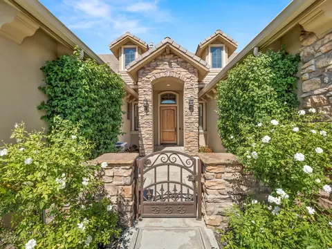 501 W Derbyshire Ln, Clovis, CA 93619 photo 2