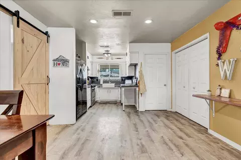 1912 E Vassar Dr, Visalia, CA 93292 photo 9
