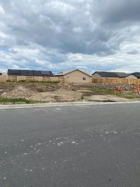 672 W Pin Oak Ave S, Porterville, CA 93257