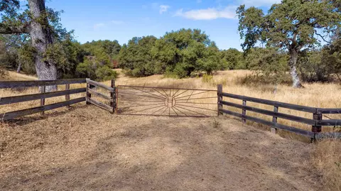 000 Whitaker Forrest Rd, Badger, CA 93603