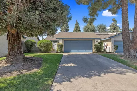 2417 S Meadowbrook Ct, Visalia, CA 93292
