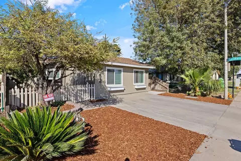 2546 W Victor Ct, Visalia, CA 93277