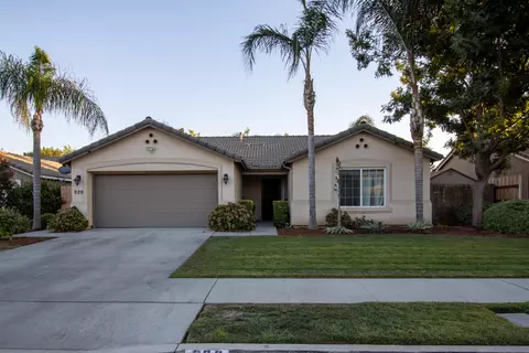 929 W Elkhorn Ct, Visalia, CA 93277
