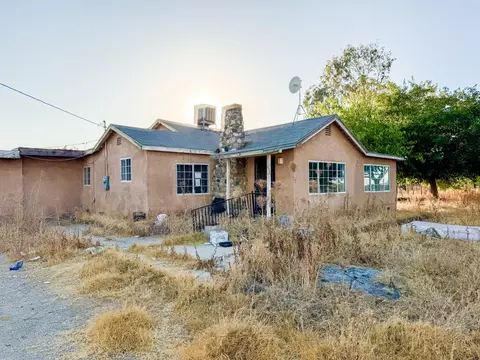 18711 Cottonwood Dr, Woodlake, CA 93286