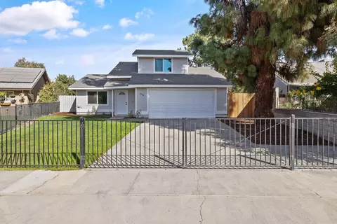704 W Robin Ave, Visalia, CA 93291
