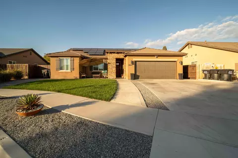 940 E Country Ct, Visalia, CA 93292