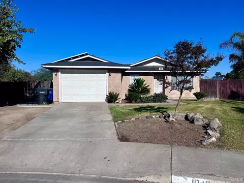 1040 W Anacapa Cir, Hanford, CA 93230