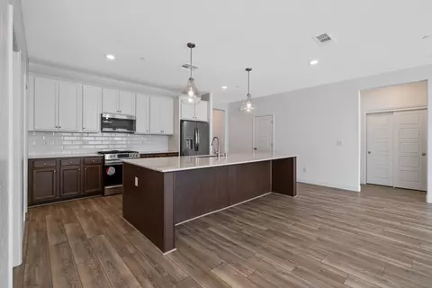 203 E Taylor Ave, Visalia, CA 93291 photo 14