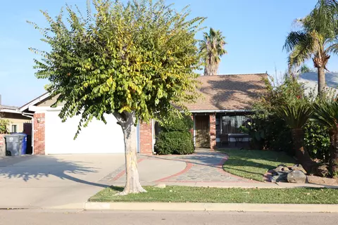 910 4th St, Orange Cove, CA 93646