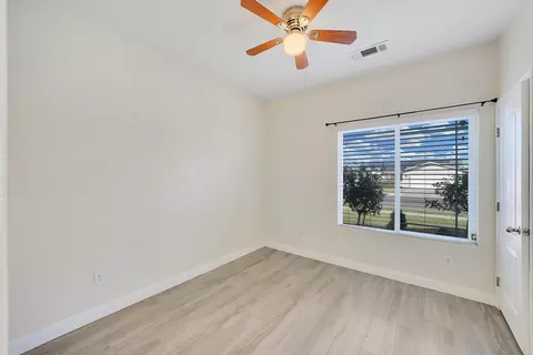 233 E Riverbend Ct, Visalia, CA 93291 photo 19
