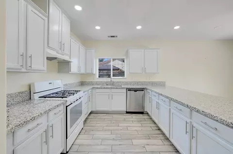 233 E Riverbend Ct, Visalia, CA 93291 photo 13