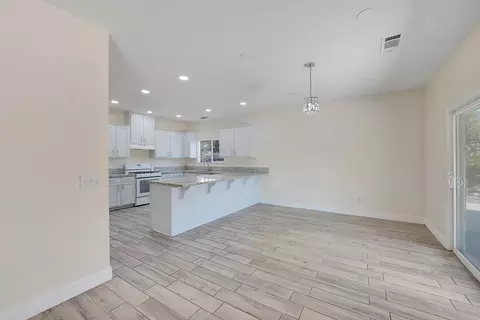 233 E Riverbend Ct, Visalia, CA 93291 photo 8