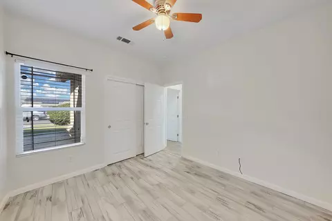 233 E Riverbend Ct, Visalia, CA 93291 photo 23