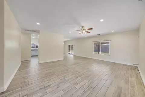 233 E Riverbend Ct, Visalia, CA 93291 photo 4