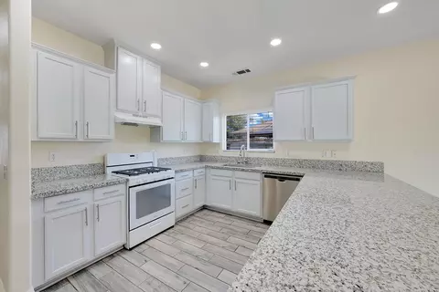 233 E Riverbend Ct, Visalia, CA 93291 photo 12