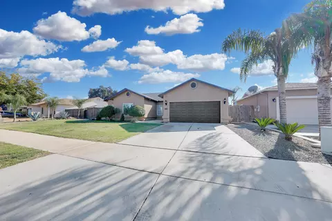 233 E Riverbend Ct, Visalia, CA 93291 photo 2