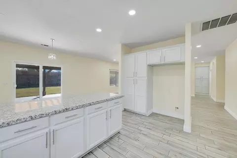 233 E Riverbend Ct, Visalia, CA 93291 photo 14