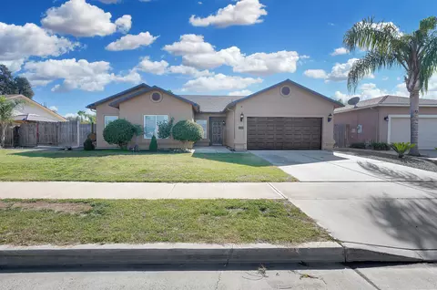 233 E Riverbend Ct, Visalia, CA 93291