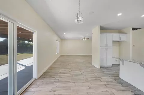 233 E Riverbend Ct, Visalia, CA 93291 photo 11