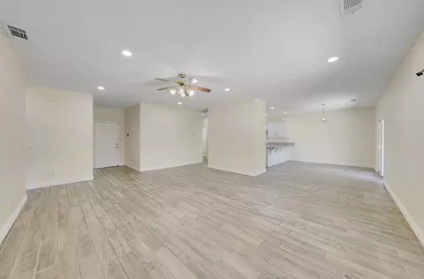 233 E Riverbend Ct, Visalia, CA 93291 photo 5