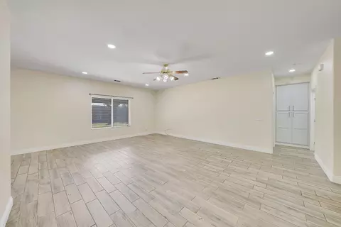 233 E Riverbend Ct, Visalia, CA 93291 photo 7
