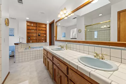 Bath - 167 E Wilson Ave, Tulare, CA 93274 photo 1 of 9