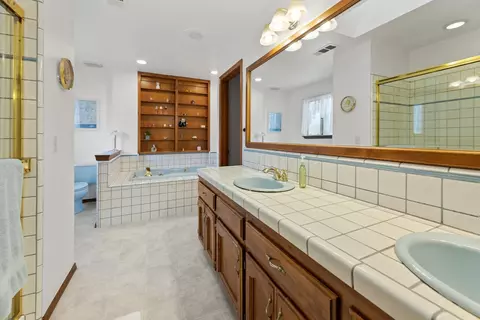 Bath - 167 E Wilson Ave, Tulare, CA 93274 photo 3 of 9