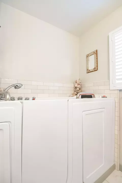 Bath - 801 Fairway Dr, Exeter, CA 93221 photo 4 of 6