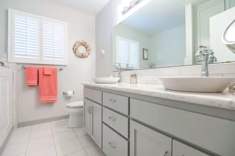 Bath - 801 Fairway Dr, Exeter, CA 93221 photo 2 of 6